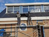 Plaatsing zonnepanelen (deel 2) op dak van kantine op zaterdag 28 januari 2023 (11/22)
